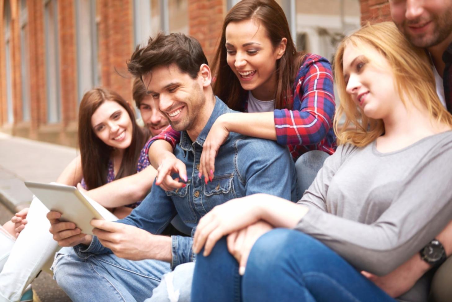 Expertin erklärt Finanzthemen in einem strukturierten Online-Seminar